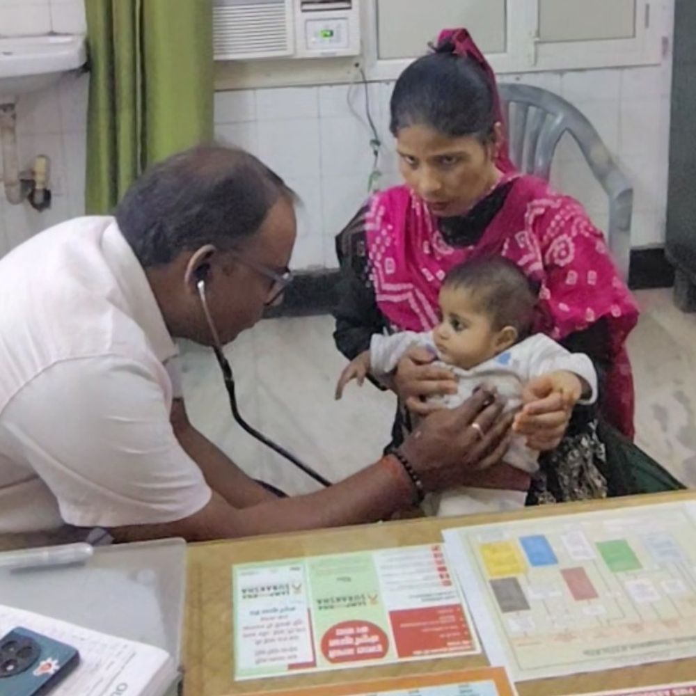 हाथरस में मौसम का उतार-चढ़ाव कर रहा लोगों को बीमार:बदलते मौसम में डायरिया, वायरल फीवर त्वचा संबंधी बीमारियों के मरीज बढ़े