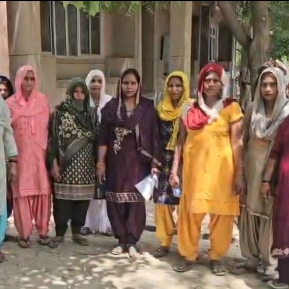 बागपत में स्मार्ट मीटर का विरोध, महिलाएं कलेक्ट्रेट पहुंचीं:बोलीं- मीटर लगने के बाद से ज्यादा बिल आ रहा, हटाने की मांग की