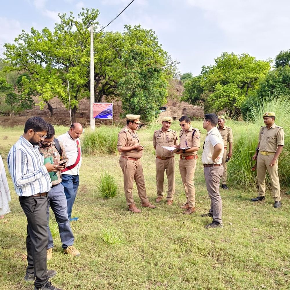 गैंग बनाकर धोखाधड़ी पर 4 करोड़ की संपत्ति कुर्क:डीएम के आदेश पर तीन लोगों की जमीन व निजी संपत्ती जब्त की गई