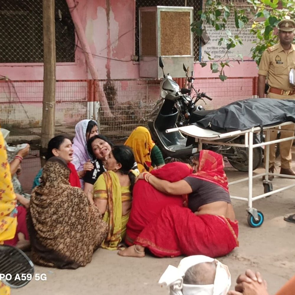 औरैया में सड़क हादसे में युवक की मौत:तेज रफ्तार कार ने मारी टक्कर, 15 फीट हवा में उछला मृतक