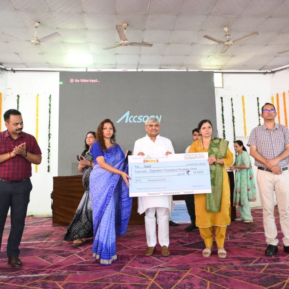 बागपत कलेक्ट्रेट में शिक्षामित्रों का सम्मान:मानदेय बढ़ाकर 18,000 रुपए किया, राज्यमंत्री कृष्ण पाल मलिक शिक्षकों को सौंपा चेक