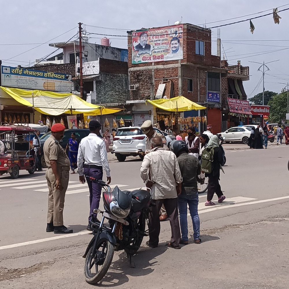 ट्रैफिक नियम तोड़ने वाले 334 वाहनों के काटे चालान:महराजगंज में चौराहों और भीड़भाड़ वाले इलाकों में चेकिंग अभियान चलाया