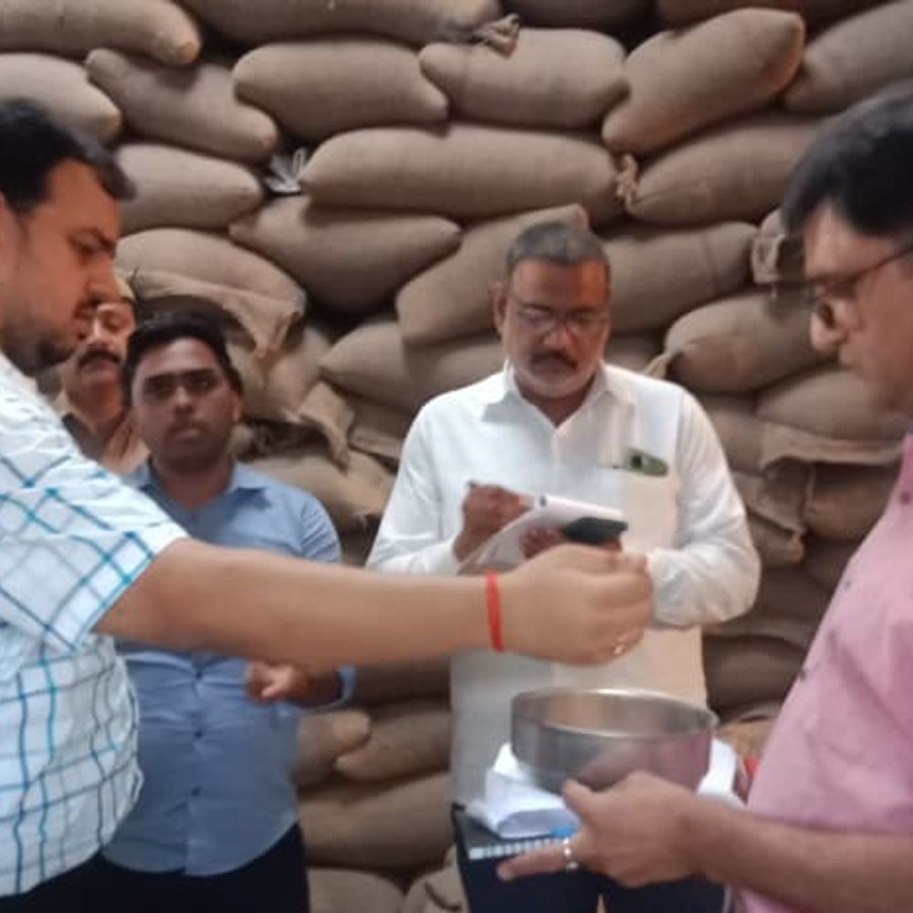 डीएम ने गेहूं क्रय केंद्र, गौ-आश्रय स्थल का किया निरीक्षण:गाजीपुर में व्यवस्थाएं सुधारने के दिए निर्देश, लापरवाही पर कार्रवाई की चेतावनी