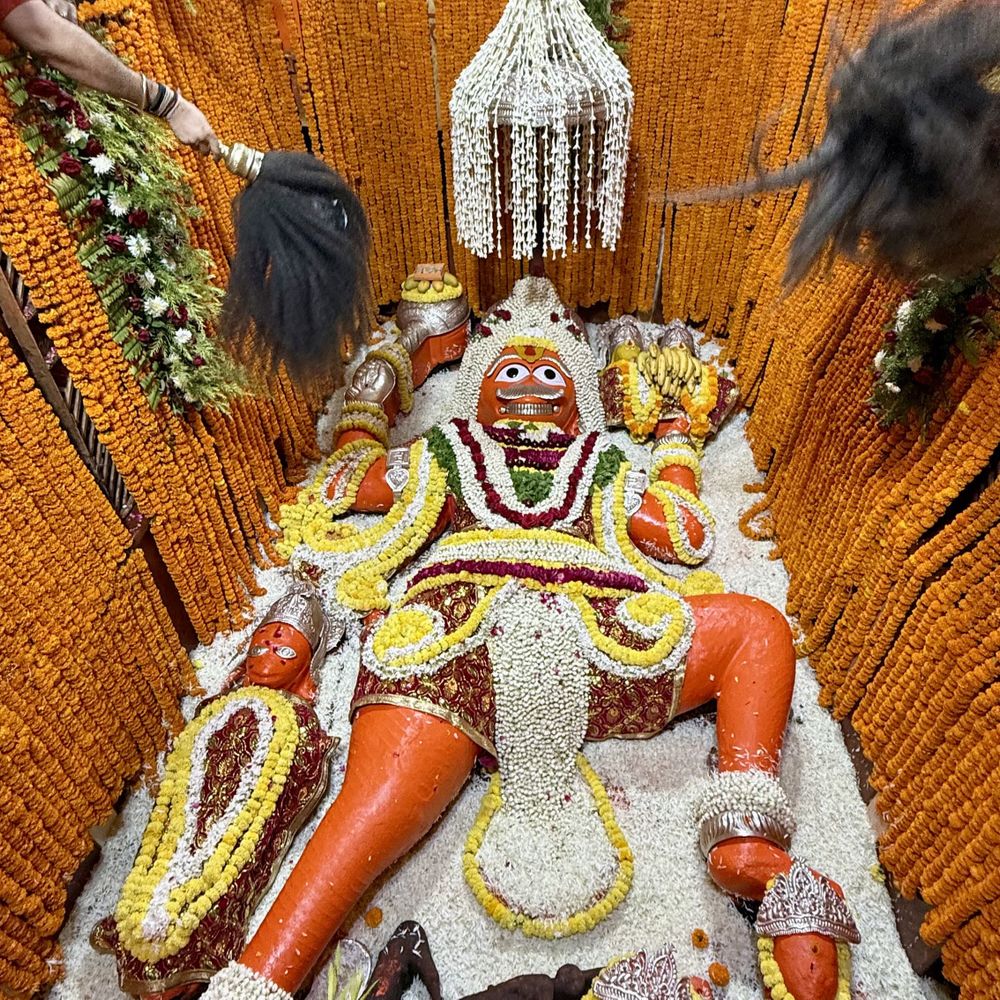 बड़े मंगल पर प्रयागराज में उमड़ा आस्था का सैलाब:संगम में लेटे हनुमान मंदिर में भक्तों की भीड़, विशेष आरती और श्रृंगार
