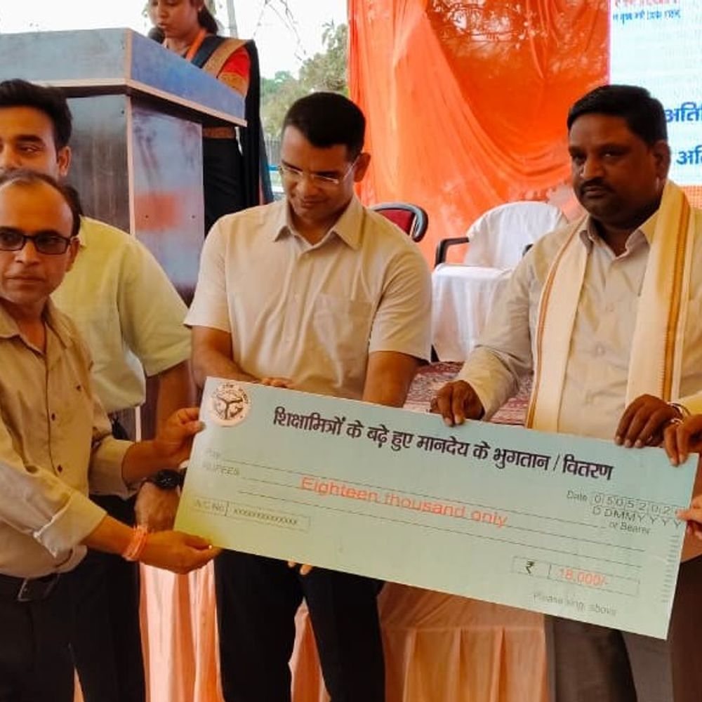 शिक्षामित्रों का मानदेय 18,000 रुपए हुआ:बलरामपुर में हुआ सम्मान समारोह, प्रतीकात्मक चेक भी दिए गए