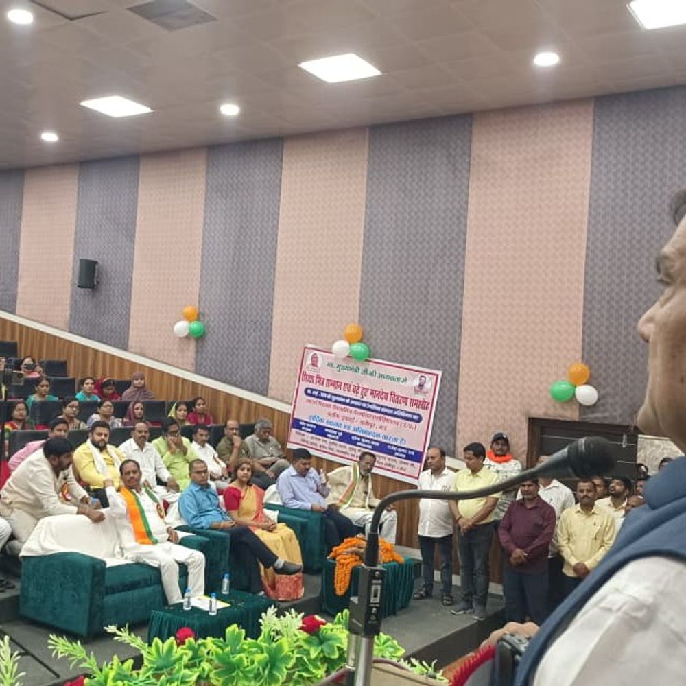 मऊ में शिक्षामित्र सम्मान समारोह:ऊर्जा मंत्री एके शर्मा ने वितरित किए बढ़े मानदेय के चेक, शिक्षामित्रों के खिले चेहरे
