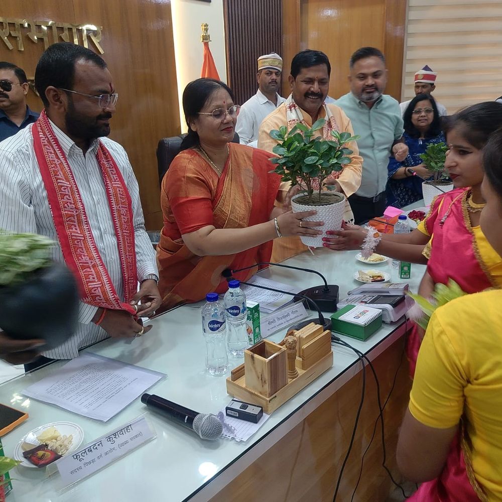 शिक्षामित्रों का मानदेय बढ़ा, प्रमाण पत्र बांटे गए:कुशीनगर में सम्मान समारोह आयोजित हुआ, सीएम का कार्यक्रम लाइव देखा