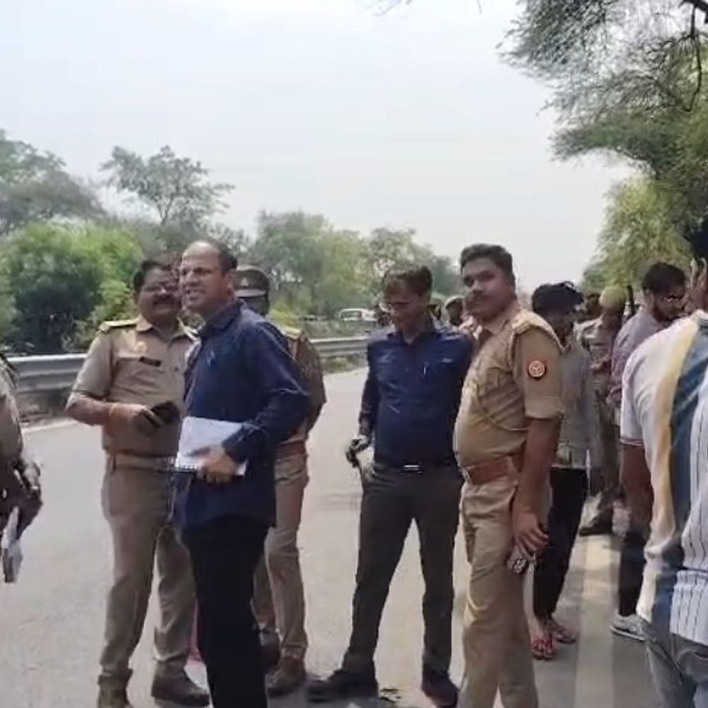 अयोध्या-गोरखपुर हाईवे पर भीषण हादसा:डबल डेकर बस की टक्कर से दंपति की मौत, एक घायल