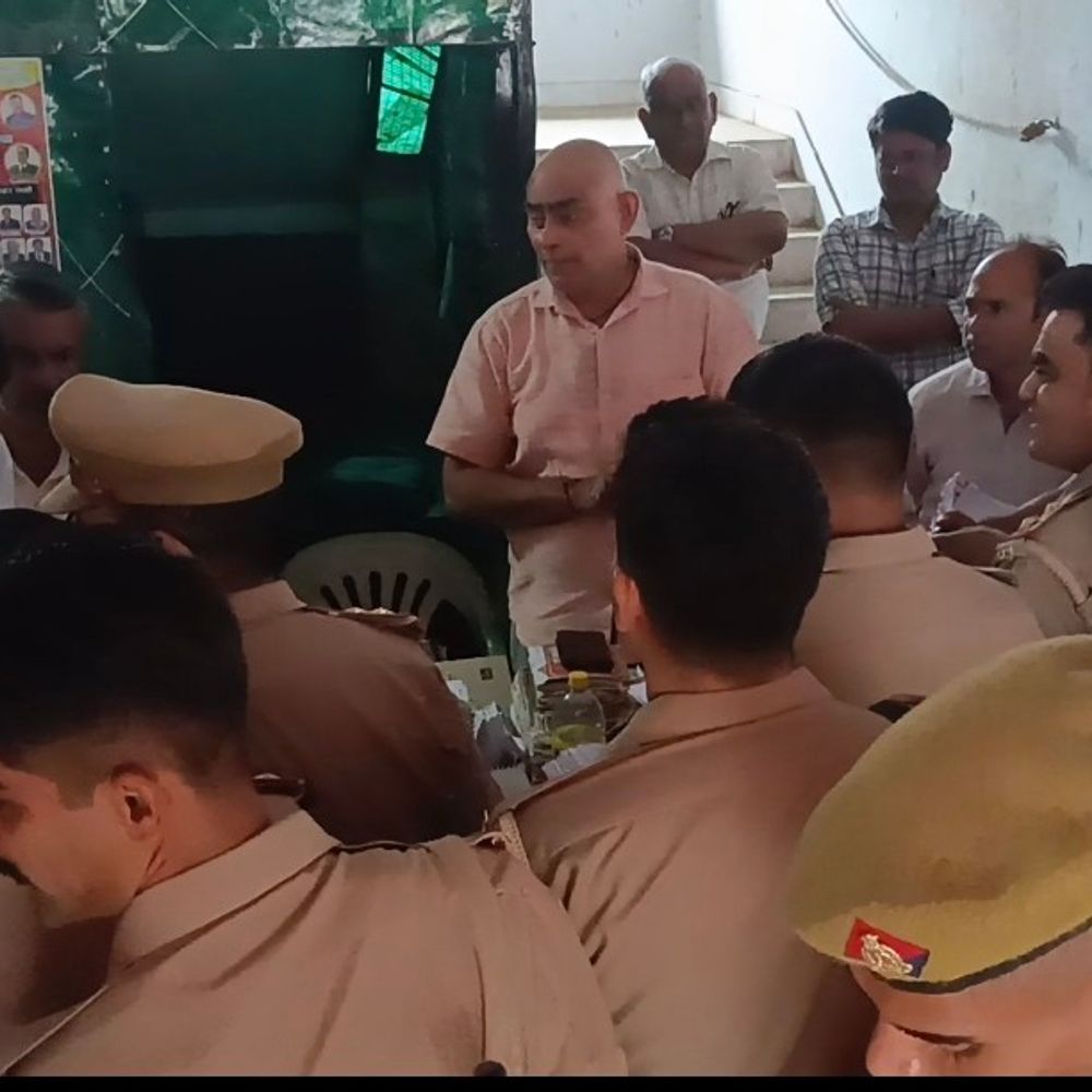 एटा के अलीगंज में अधिवक्ताओं का कार्य बहिष्कार:भ्रष्टाचार के आरोप पर एसडीएम न्यायालय का बहिष्कार, दूसरा गुट असहमत
