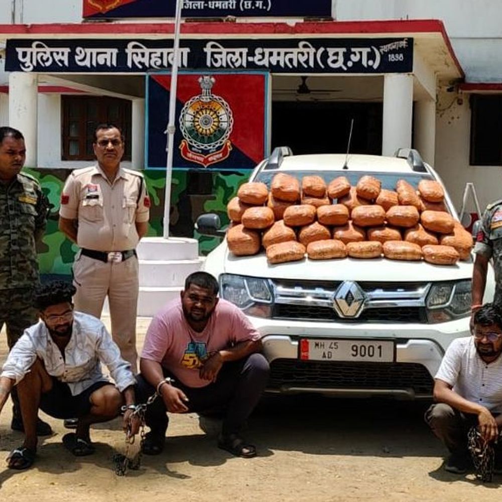 वन विभाग के बाद पुलिस ने पकड़ा गांजा:  धमतरी में 27 लाख का 55 किलो गांजा जब्त, 3 तस्कर गिरफ्तार – Dhamtari News