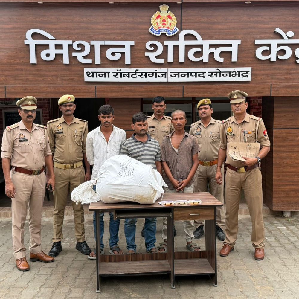 रॉबर्ट्सगंज पुलिस ने चोरी गिरोह का भंडाफोड़ किया:तीन गिरफ्तार, गहने और पीतल के बर्तन बरामद