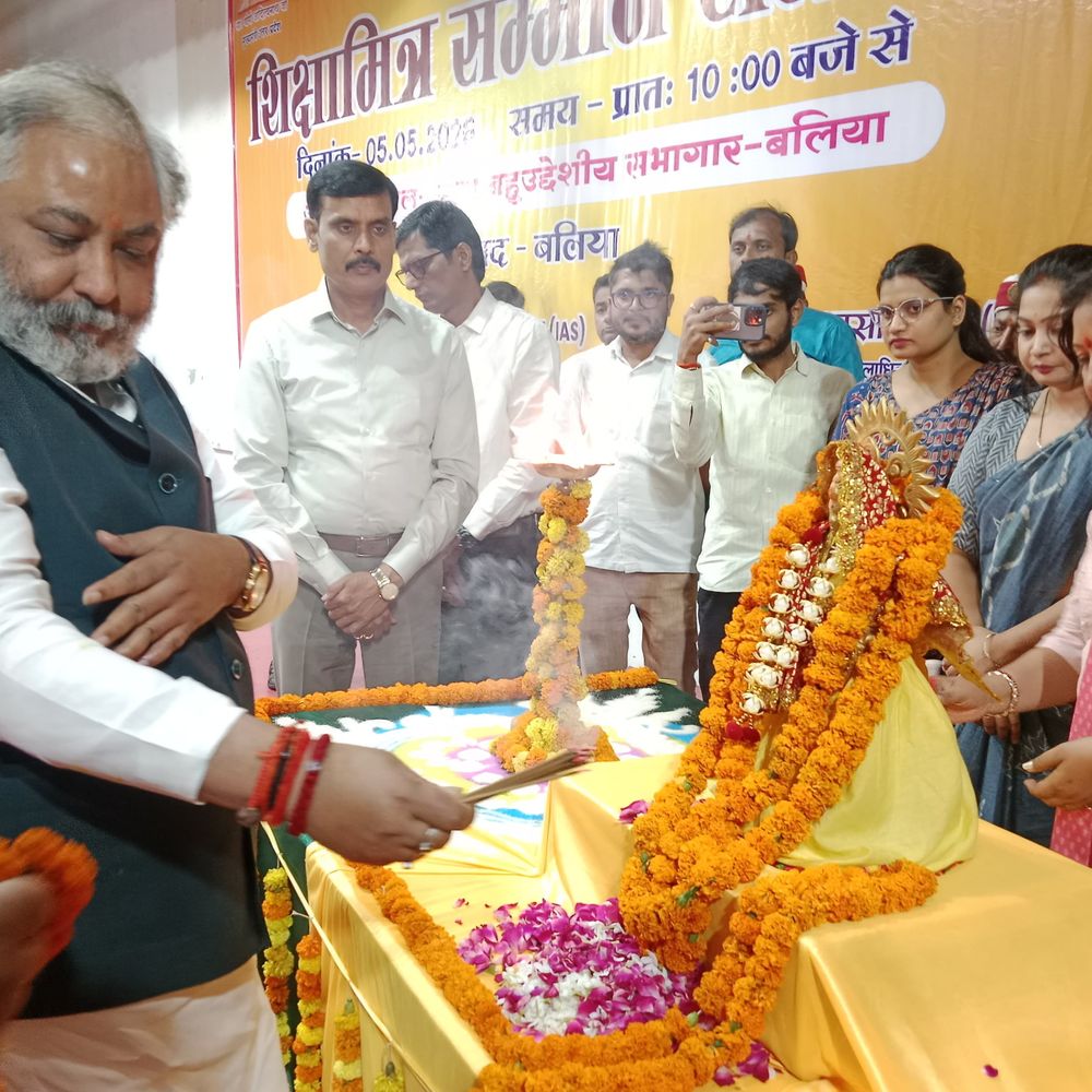 शिक्षामित्रों को 18-18 हजार रुपये के चेक दिए:परिवहन मंत्री ने मानदेय वृद्धि की घोषणा की, प्रमाण पत्र भी बांटे