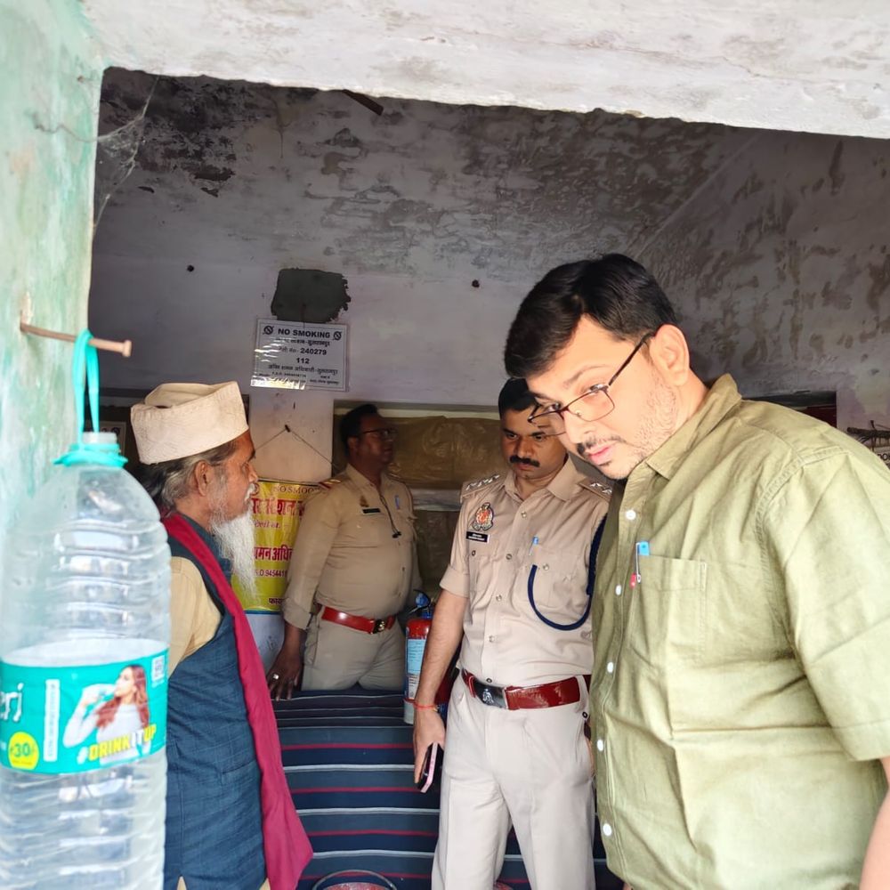 सुल्तानपुर SDM ने पटाखा दुकानों का किया निरीक्षण:अवैध भंडारण रोकने और सुरक्षा मानकों की जांच पर जोर