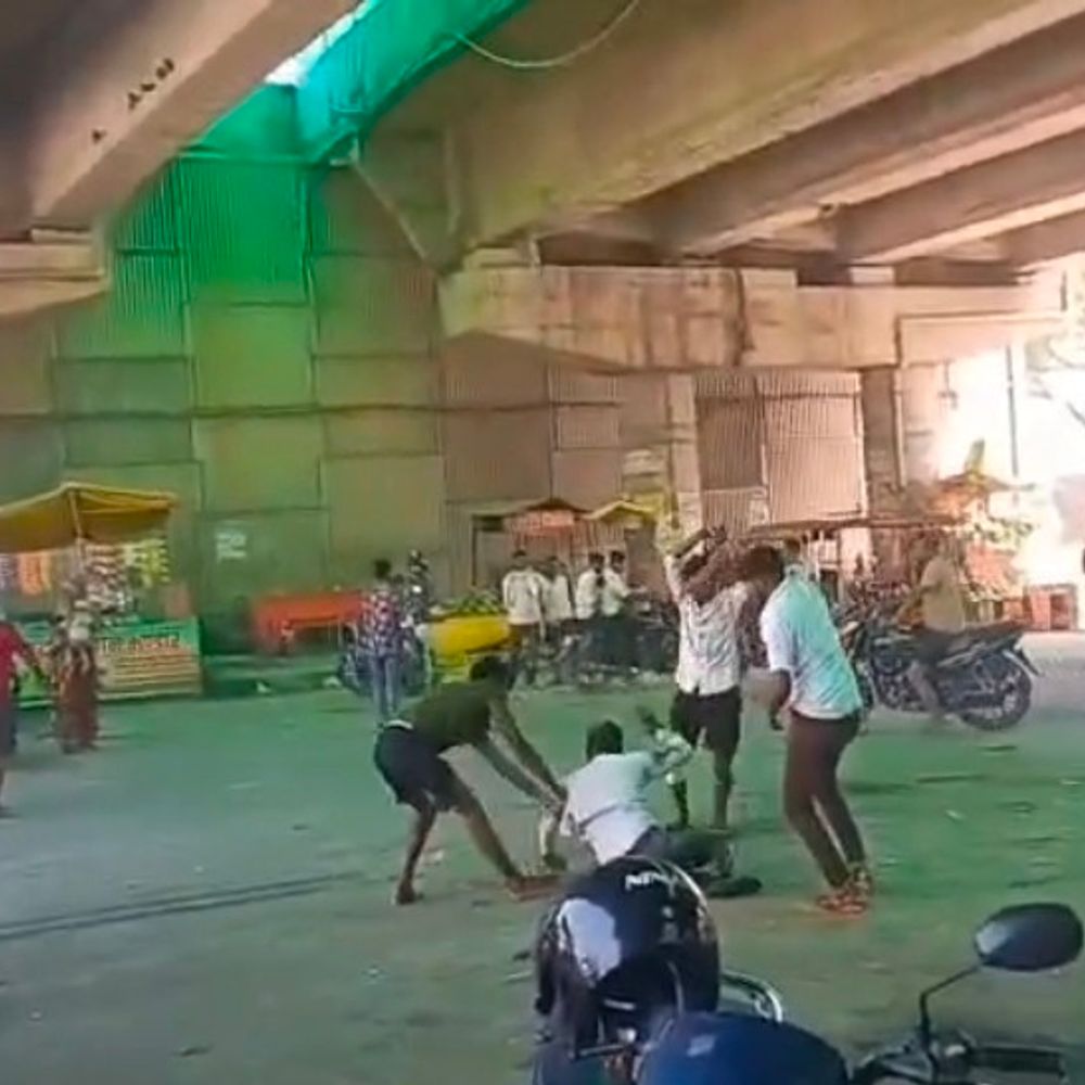 कौशांबी में पूर्व प्रधान की सरेआम पिटाई का VIDEO:NH पुल के नीचे दौड़ा-दौड़ाकर पीटा, 2 आरोपी गिरफ्तार