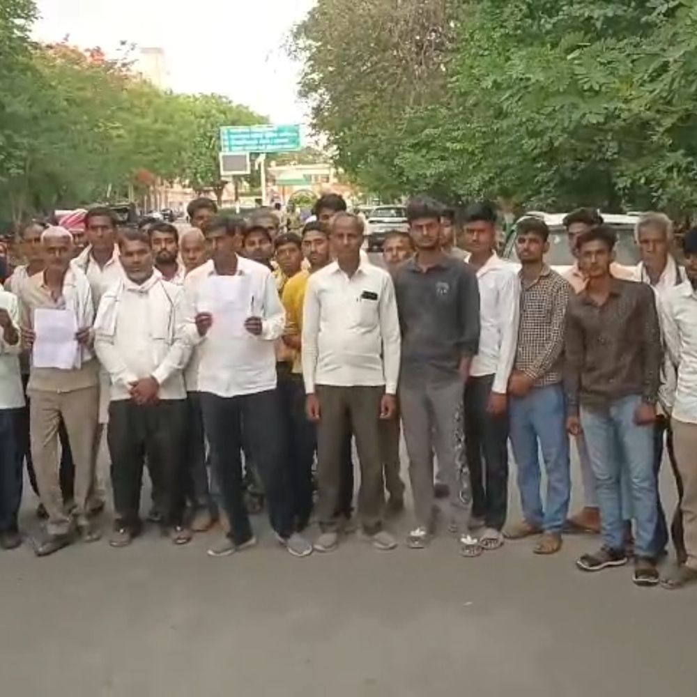 शिकोहाबाद में रेलवे पुलिया बंद करने पर विरोध:10 गांवों के आवागमन पर संकट, ग्रामीणों ने स्टेशन मास्टर को ज्ञापन सौंपा