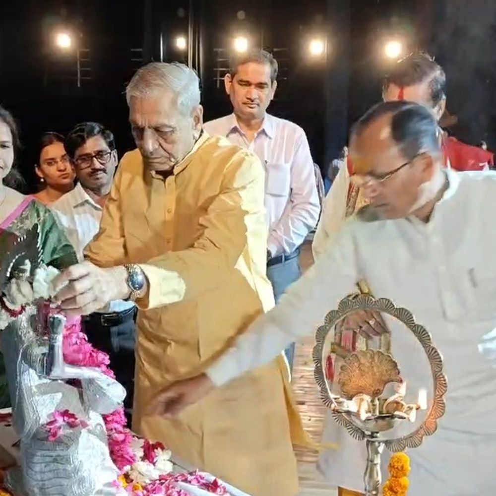शिक्षा मित्रों को बढ़ा मानदेय मिला:मंत्री लक्ष्मी नारायण चौधरी ने चेक वितरित किए