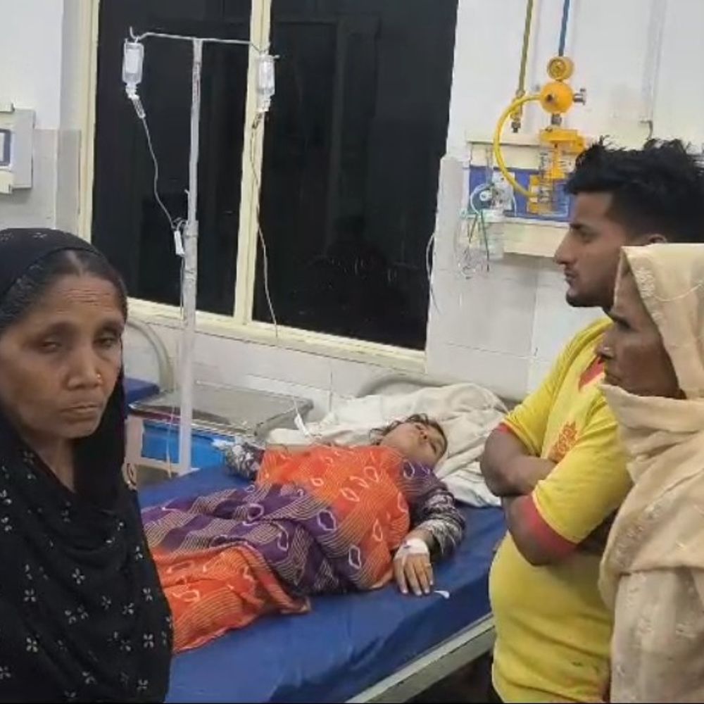 ससुराल की प्रताड़ना से तंग विवाहिता छत से कूदी:एटा में गंभीर घायल, मेडिकल कॉलेज में चल रहा उपचार
