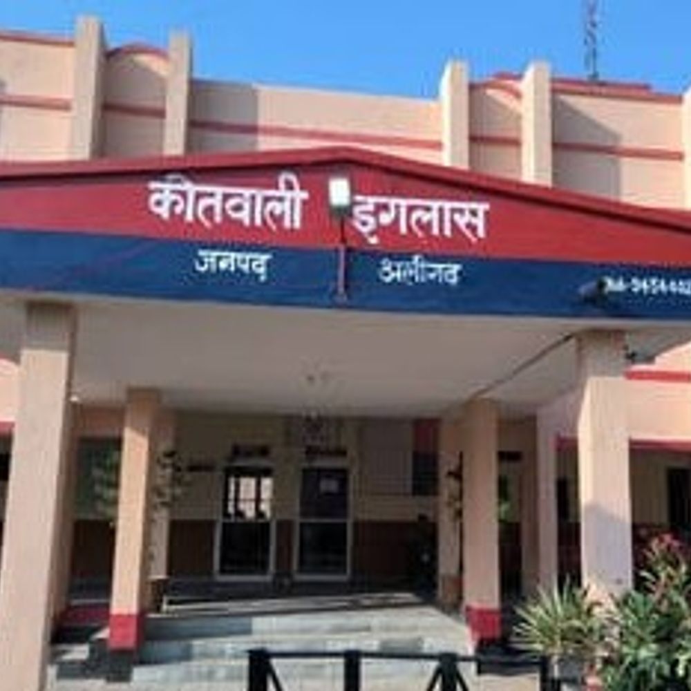 छात्रा को बहला फुसलाकर ले गया टीचर:हाथरस में एक इंटर कॉलेज में पढ़ाता था आरोपी, मुकदमा दर्ज कर तलाश जारी