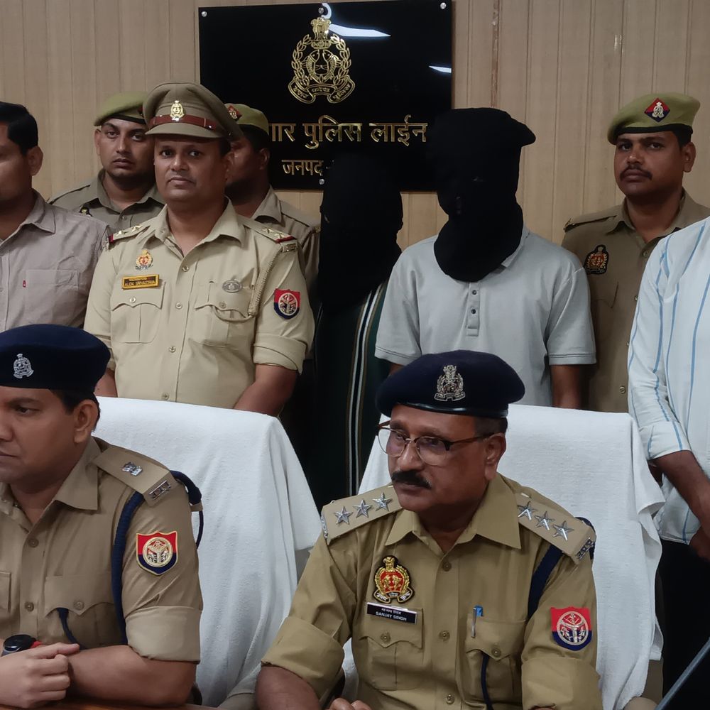 बस्ती में सड़क किनारे मिले शव का खुलासा:48 घंटे में दो आरोपी गिरफ्तार, चाकू और वाहन बरामद