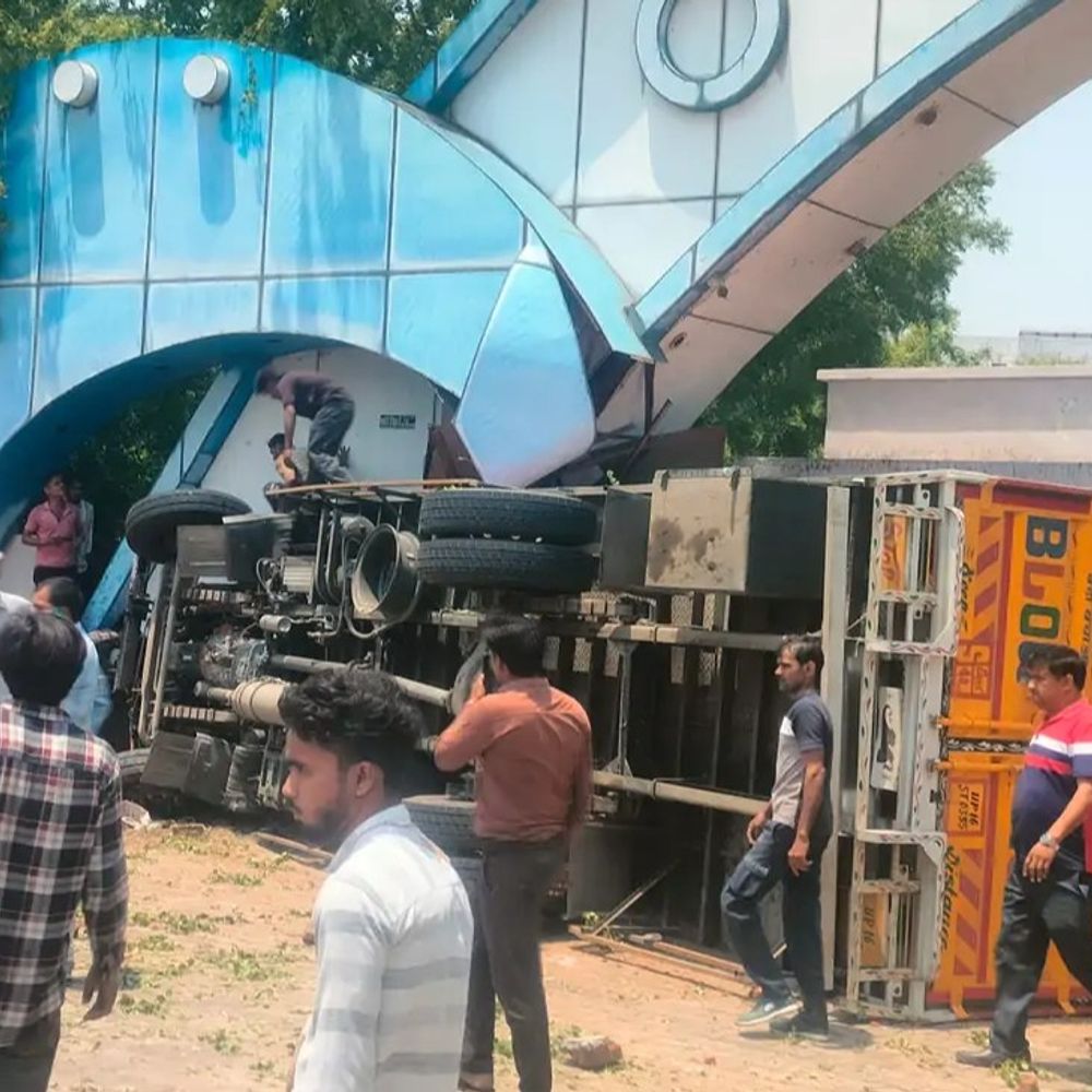 तेज रफ्तार कैंटर पलटा, चालक की मौत:मथुरा में हादसा हुआ, सीसीटीवी वीडियो सामने आया