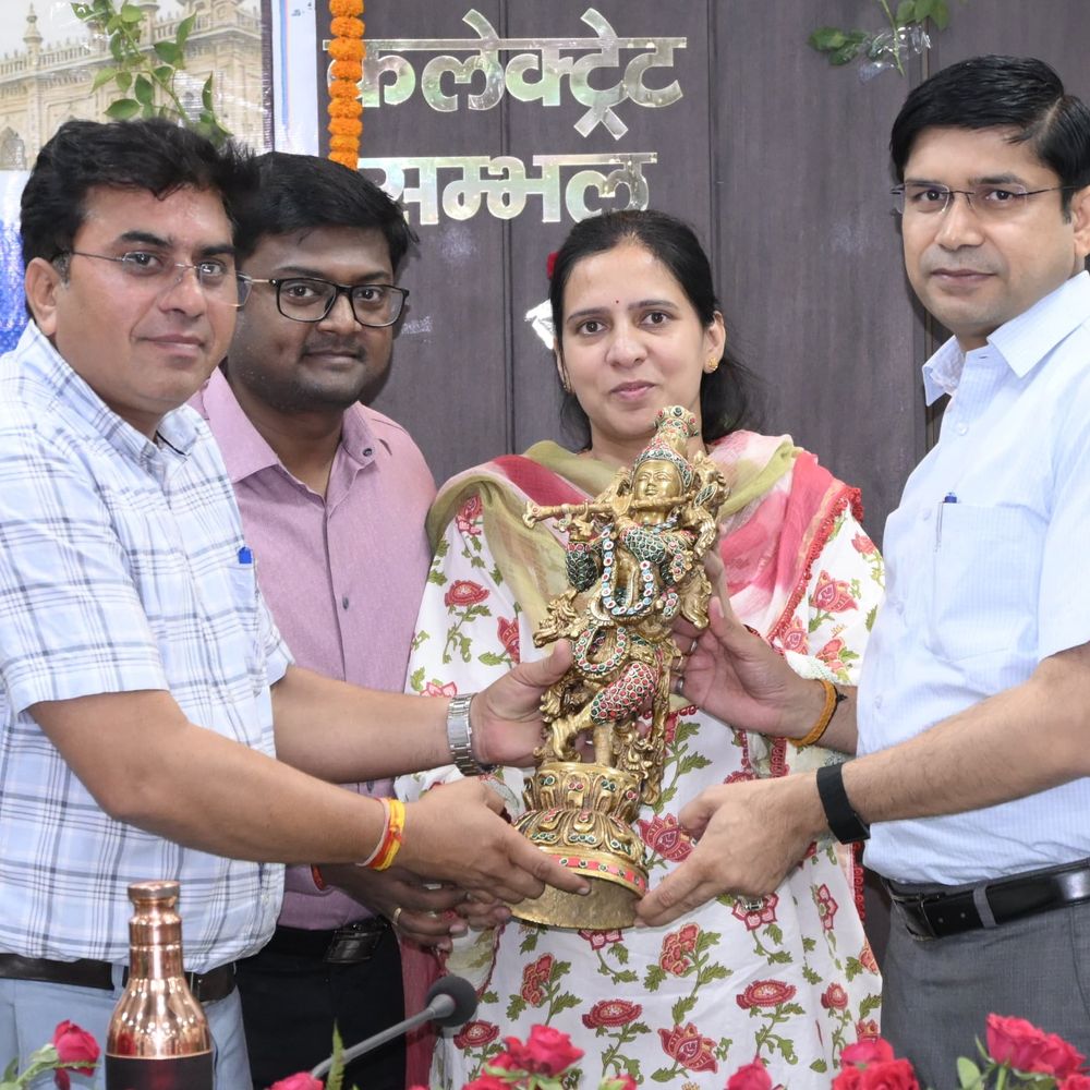 संभल डीएम डॉ. राजेंद्र पैंसिया को विदाई दी:एसपी कृष्ण विश्नोई सहित अधिकारियों ने गाड़ी को धक्का देकर किया रवाना