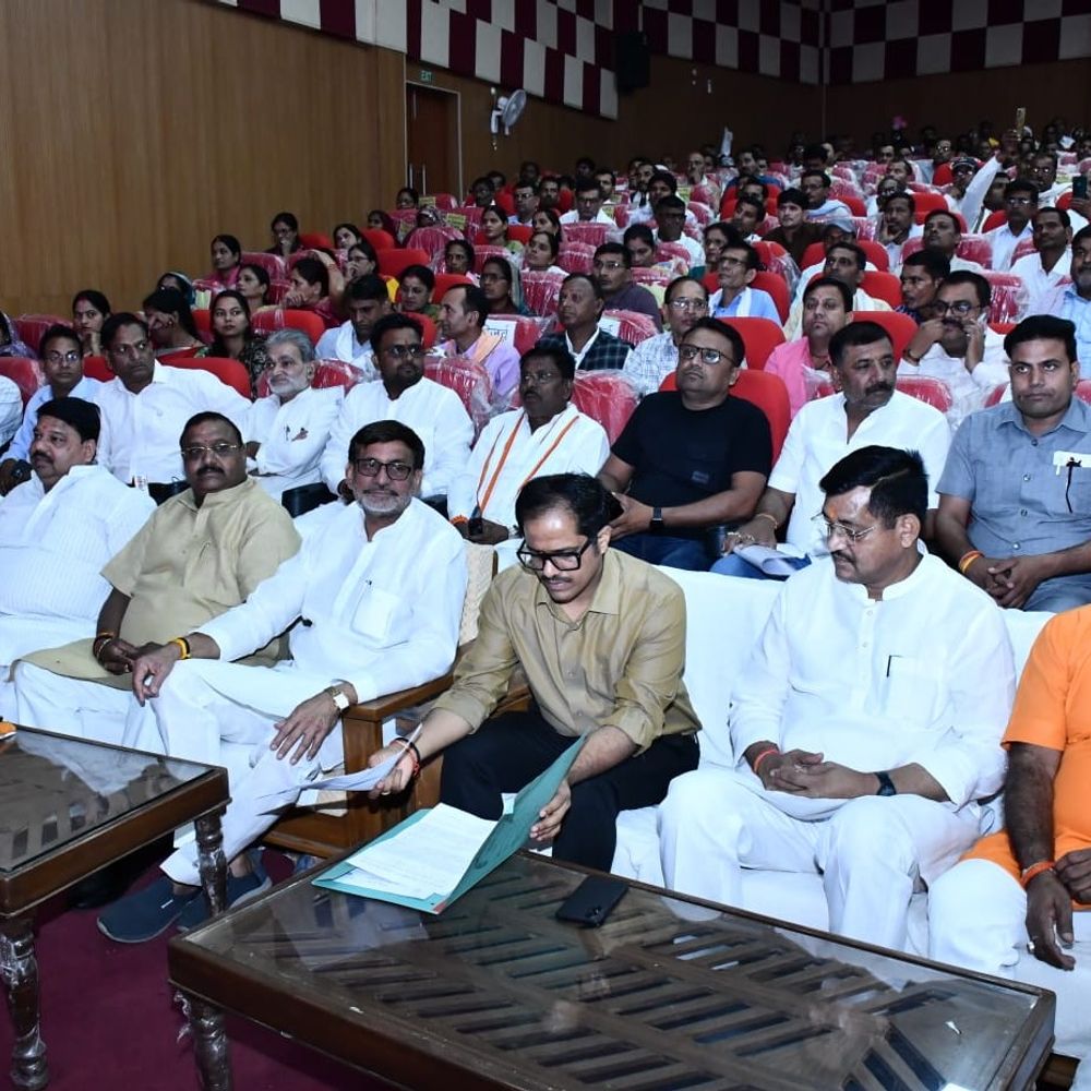 1.43 लाख शिक्षामित्रों का मानदेय 18 हजार रुपए महीना हुआ:सीएम योगी ने गोरखपुर से किया संबोधित, चित्रकूट में दिखा उत्साह