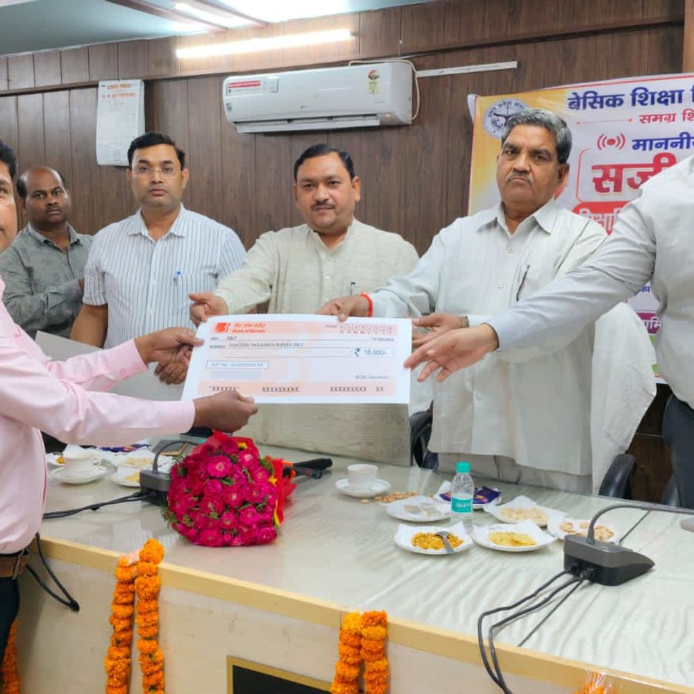 कासगंज में शिक्षामित्रों को 18,000 रुपए मानदेय:जनप्रतिनिधियों ने 10 को प्रतीकात्मक चेक वितरित किए
