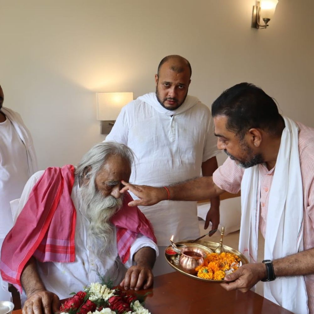 परमहंस स्वामी अड़गड़ानंद महाराज चित्रकूट पहुंचे:यथार्थ गीता के प्रणेता का दो दिवसीय प्रवास शुरू, विदेशों में दे रहे गीता का संदेश