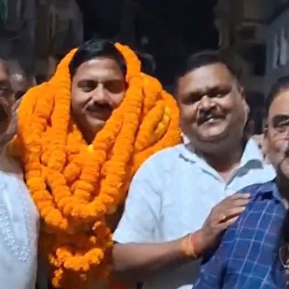 भाजपा कार्यकर्ताओं ने पश्चिम बंगाल जीत का जश्न मनाया:मुगलसराय में ढोल-नगाड़े और आतिशबाजी के साथ बांटी मिठाई