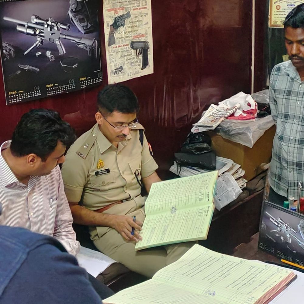 लखीमपुर खीरी में बंदूक की दुकानों का औचक निरीक्षण:एएसपी-सीओ सिटी ने कारतूस बिक्री, स्टॉक और रजिस्टर का मिलान किया