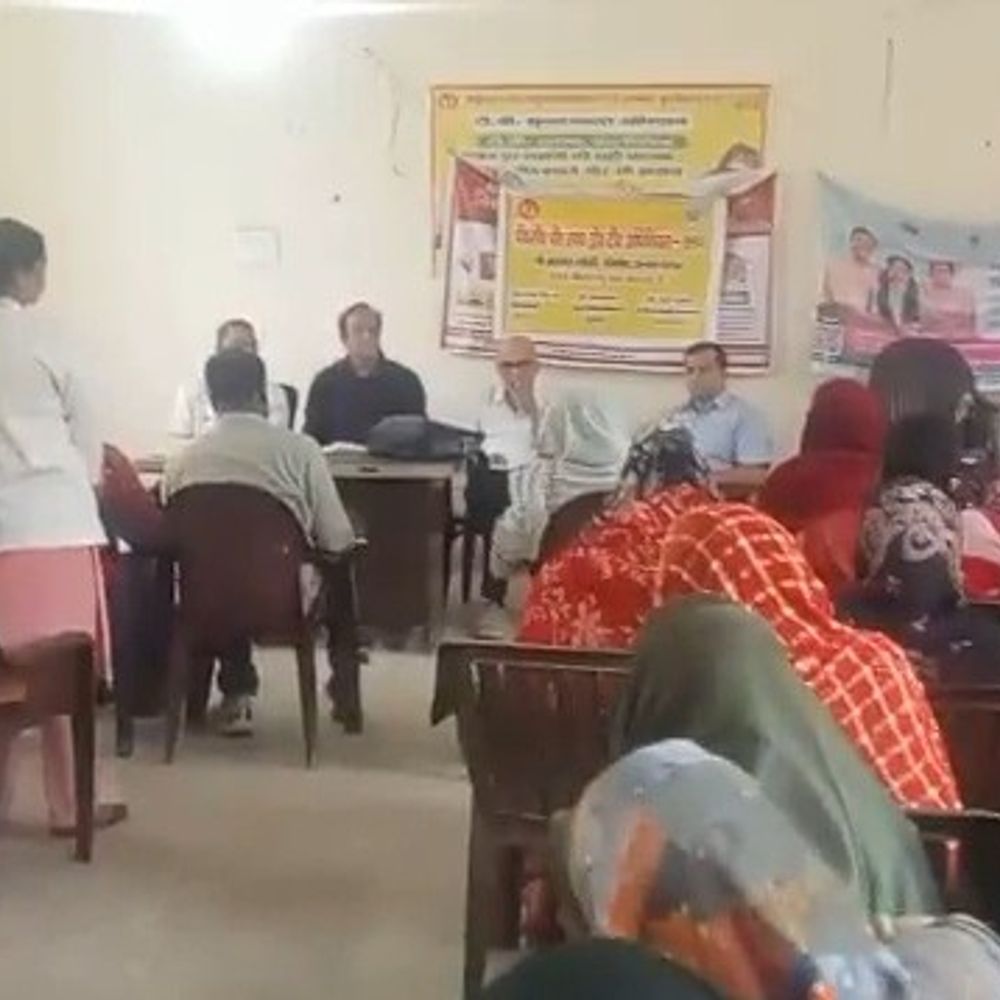 कुशीनगर सीएचसी से 228 जननी सुरक्षा फार्म गायब, जांच तेज:डिप्टी सीएमओ ने दी चेतावनी, आशा कार्यकर्ताओं ने सीएचसी पहुंचकर किया हंगामा