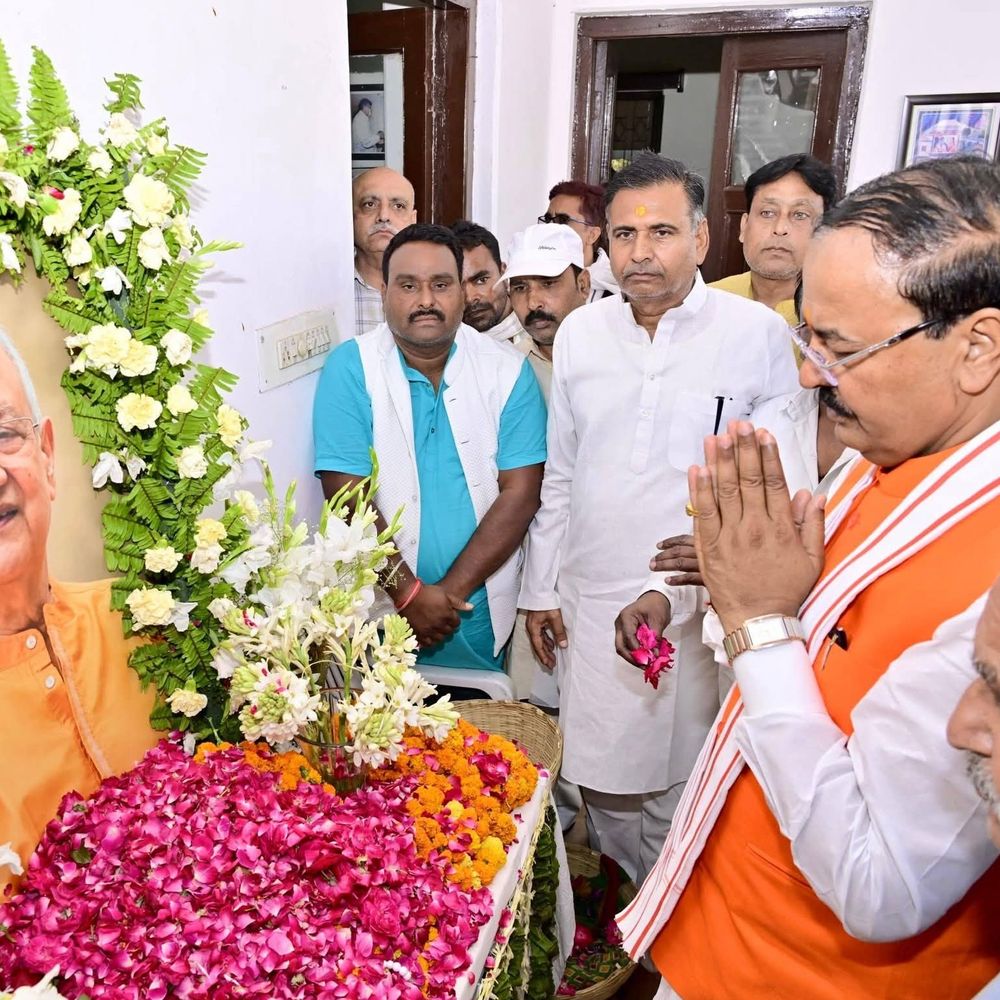पूर्व सांसद रीता जोशी के पति की हुई अंतिम विदाई:डिप्टी सीएम केशव मौर्य ने दी श्रद्धांजलि, दारागंज में अंतिम संस्कार