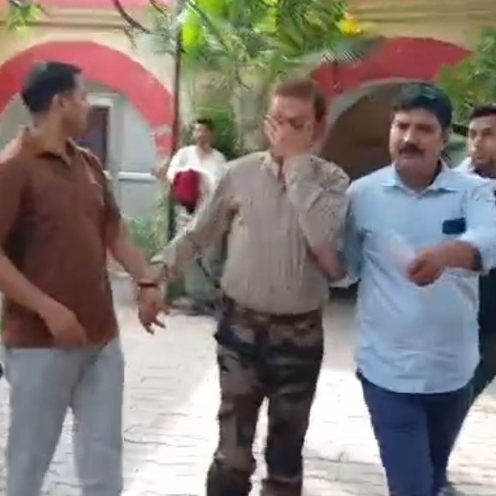 वन विभाग का बाबू 12 हजार रुपये रिश्वत लेते गिरफ्तार:लखीमपुर में एंटी करप्शन टीम ने पकड़ा, कैमरा देखकर मुंह छिपाता रहा