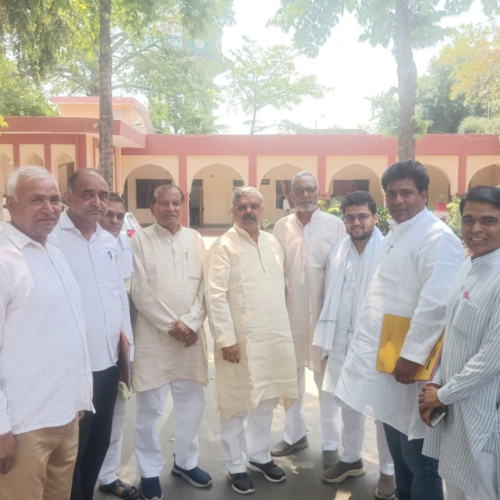 बागपत में एक्सप्रेसवे मुआवजे पर किसानों का प्रर्दशन:मंडलायुक्त ने जल्द समाधान का दिया आश्वासन