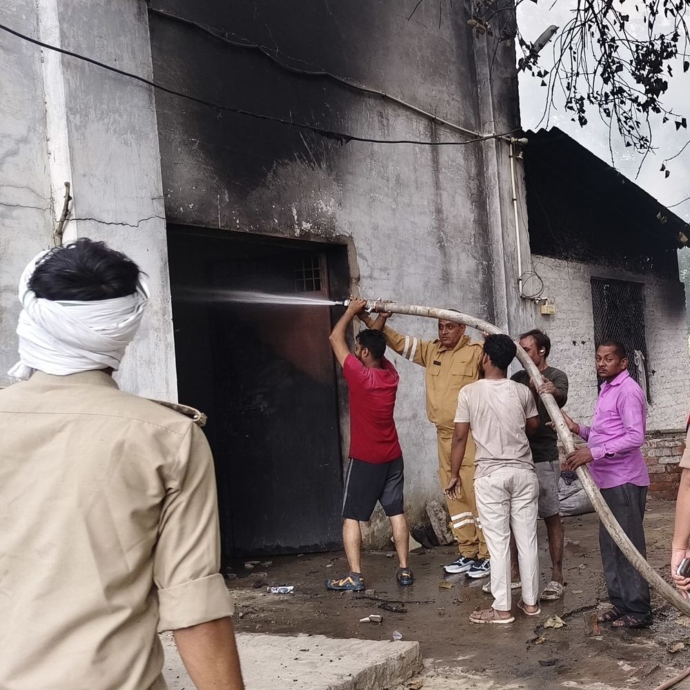 उन्नाव की तिरपाल फैक्ट्री में लगी भीषण आग:लाखों का हुआ नुकसान, शॉर्ट सर्किट से आग लगने की आशंका