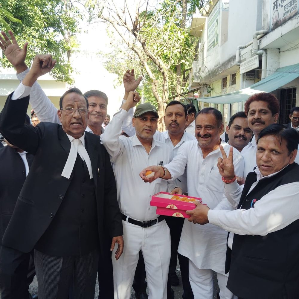 पश्चिम बंगाल में BJP की जीत पर वकीलों का जश्न:कचहरी परिसर में भाजपा कार्यकर्ताओं और अधिवक्ताओं ने बांटी मिठाइयां