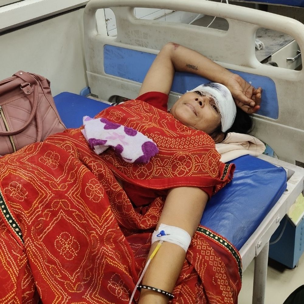 हाथरस में दो सड़क हादसों में पांच घायल:घायलों का जिला अस्पताल में हुआ उपचार, चलती बस से गिरकर से एक महिला घायल