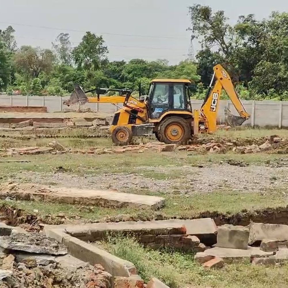 25 करोड़ की 40 बीघा जमीन पर चला बुलडोजर:सीतापुर में ग्रीन बेल्ट पर हो रही थी अवैध प्लॉटिंग, प्रशासन ने की बड़ी कार्रवाई