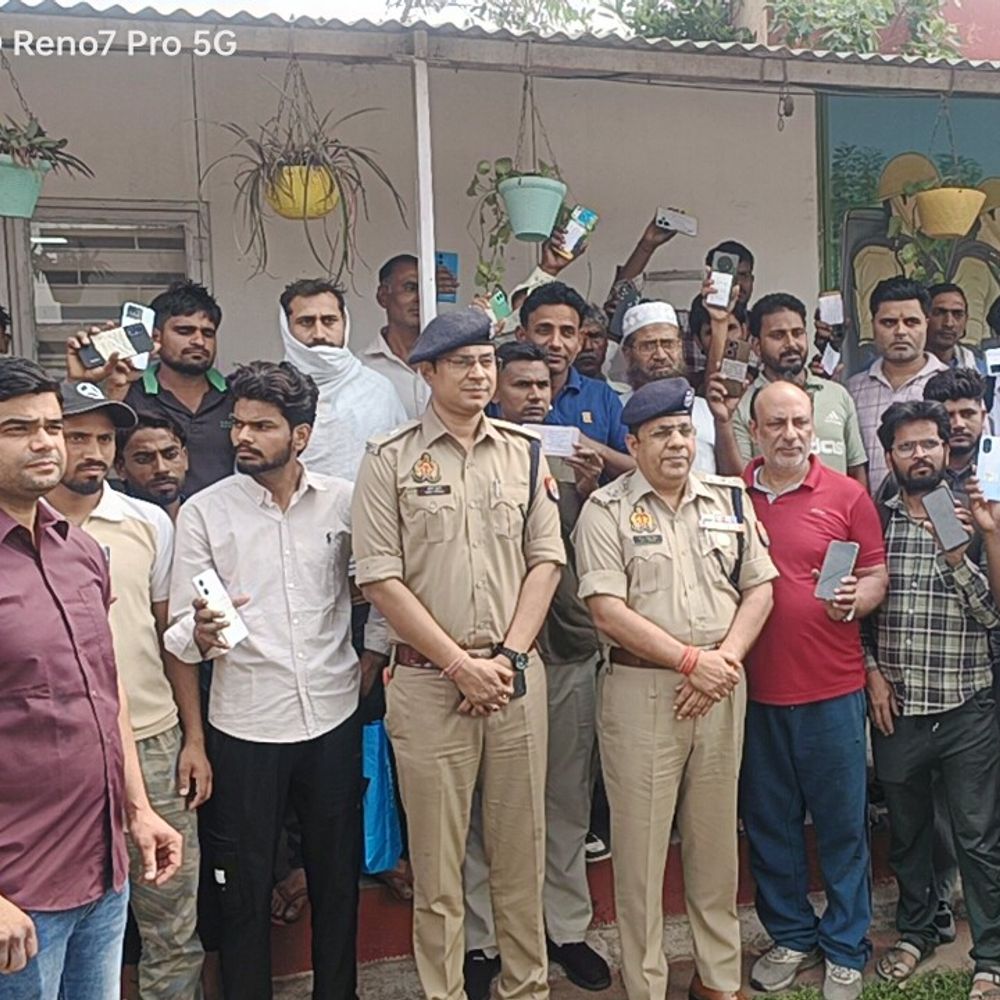 शामली पुलिस ने 128 गुमशुदा मोबाइल फोन बरामद किए:CEIR पोर्टल की मदद से 30 लाख रुपये के फोन मालिकों को सौंपे