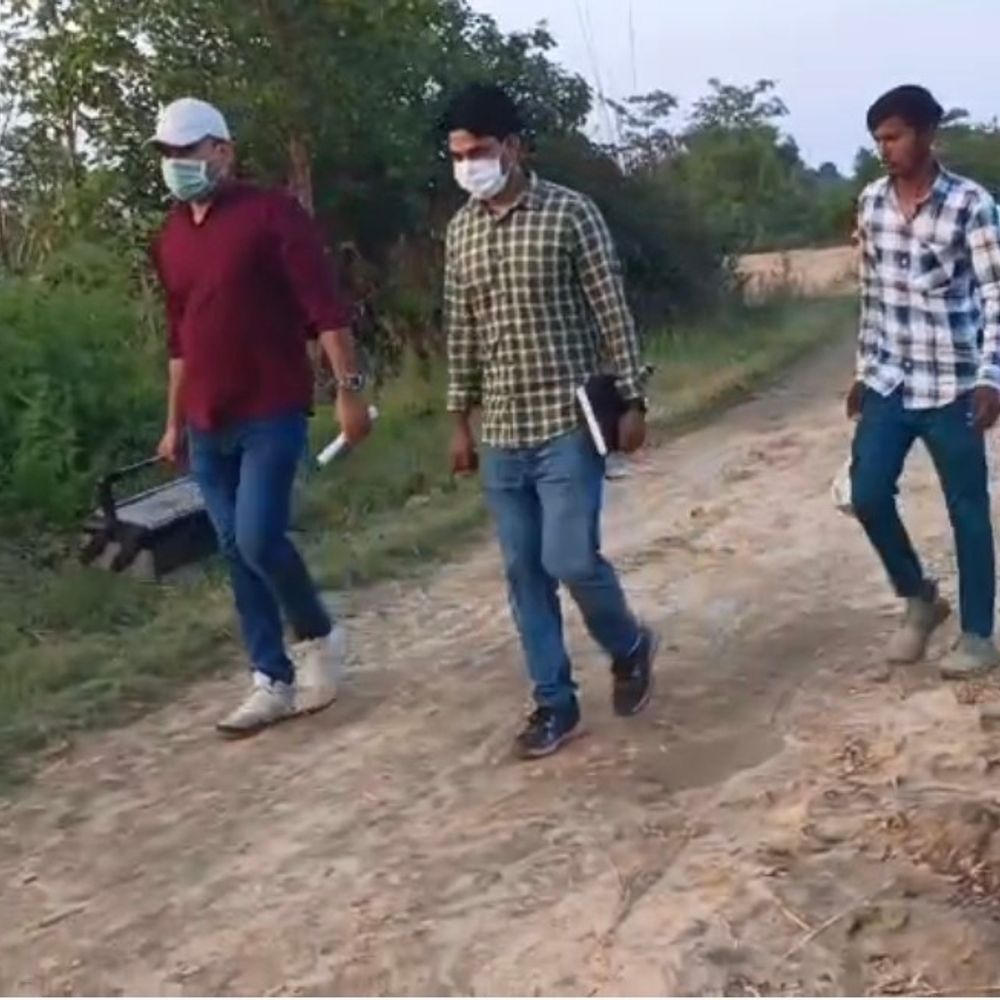 6 साल की बच्ची से रेप, आरोपी फरार:घर के बाहर खेल रही थी, बहला-फुसलाकर झाड़ियों में ले गया