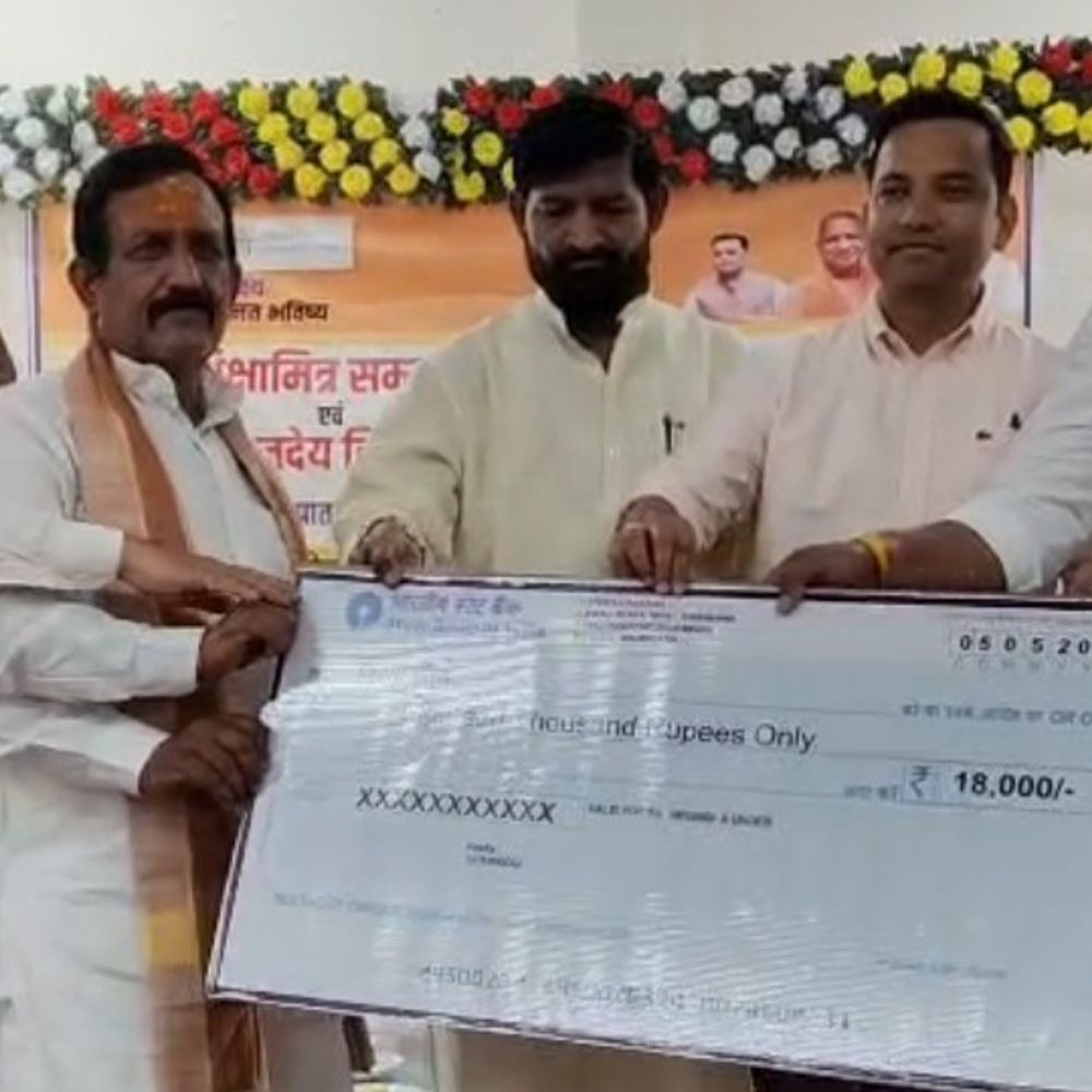 भदोही में मानदेय वृद्धि पर शिक्षामित्र सम्मान समारोह:मानदेय बढ़कर 18,000 रुपए होने पर 400 शिक्षामित्रों को किया सम्मानित