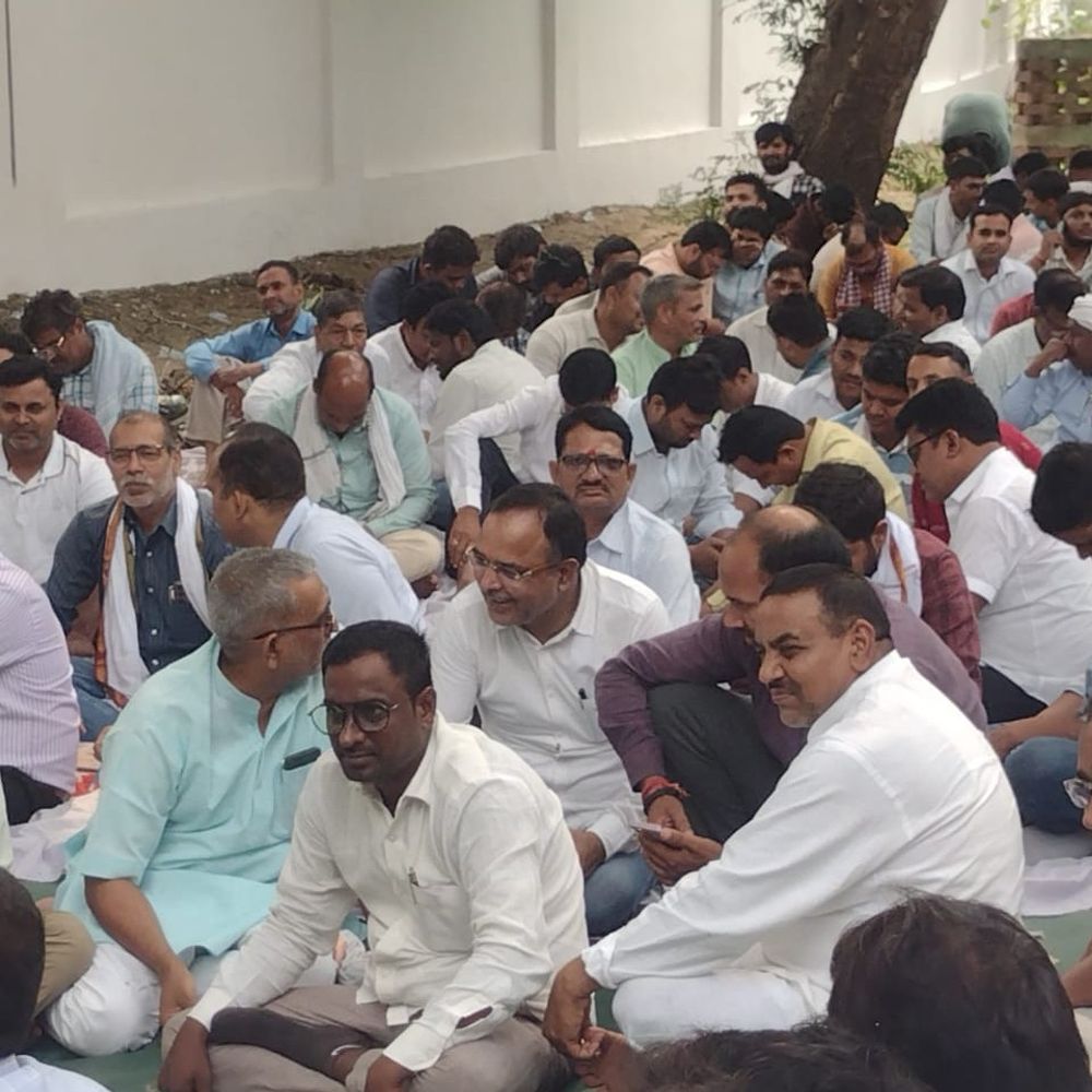 बलिया में लेखपाल संघ का धरना-प्रदर्शन:कार्य बहिष्कार कर अनिश्चितकालीन धरने पर बैठे लेखपाल