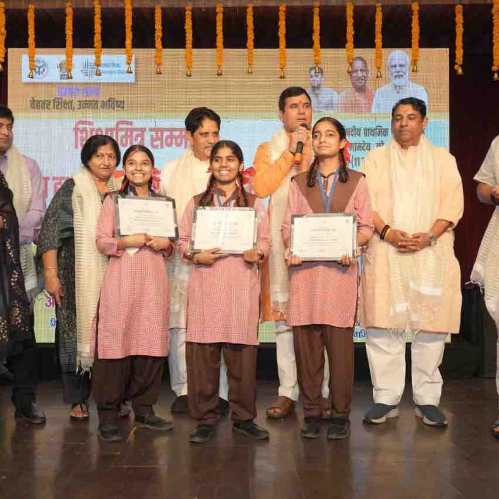 गाजियाबाद में 451 शिक्षामित्रों को बढ़ा मानदेय मिला:सम्मान समारोह में मेधावी छात्राओं को लैपटॉप देने की घोषणा
