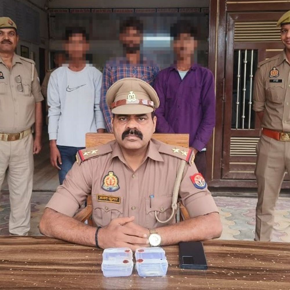 तीन चोर गिरफ्तार, चोरी का ऑटो रिक्शा बरामद:चंदौली पुलिस ने डांडी पेट्रोल पंप के पास से पकड़ा, कई वारदात कबूलीं
