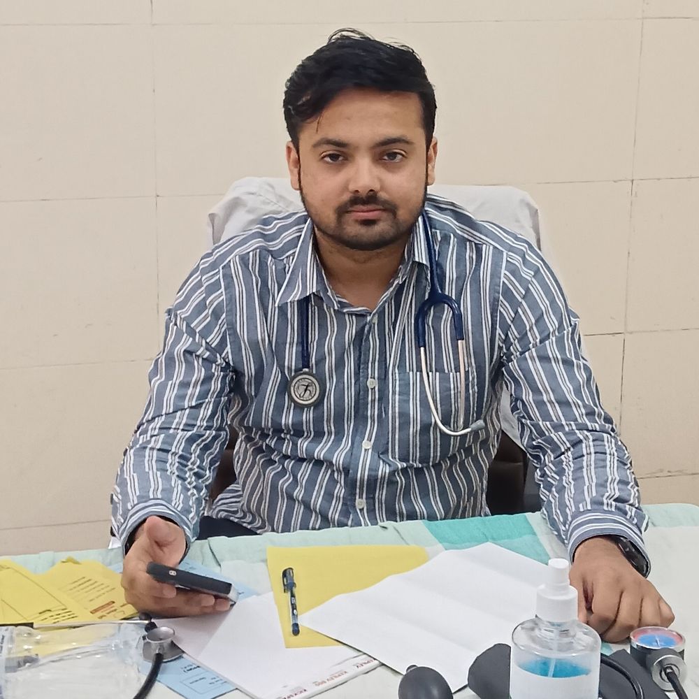 महराजगंज में बदलते मौसम से बढ़ी मरीजों की संख्या:जिला चिकित्सक ने साफ-सफाई का विशेष ध्यान रखने की सलाह दी