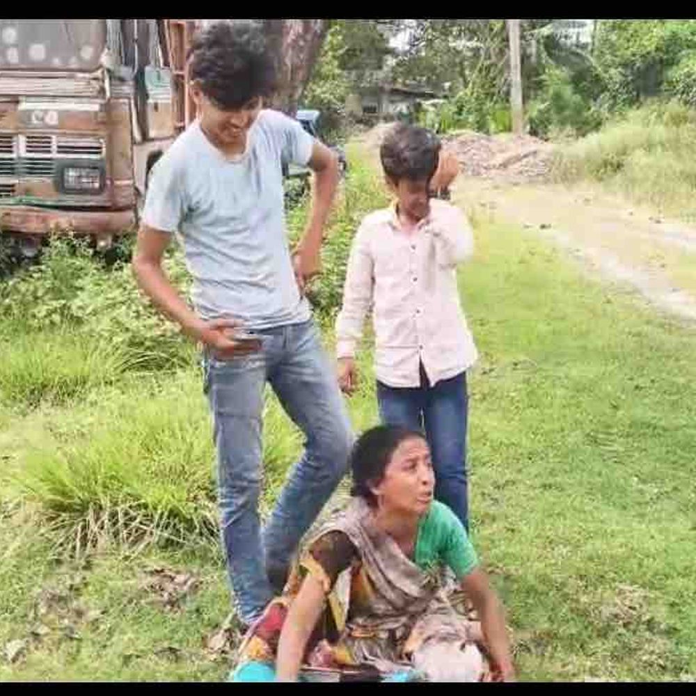 मोतिहारी में बिजली कर्मी की करंट से मौत:पोल पर काम करते हादसा, मौके पर ही गई जान, बिना सेफ्टी के मरम्मत करने में लगा था