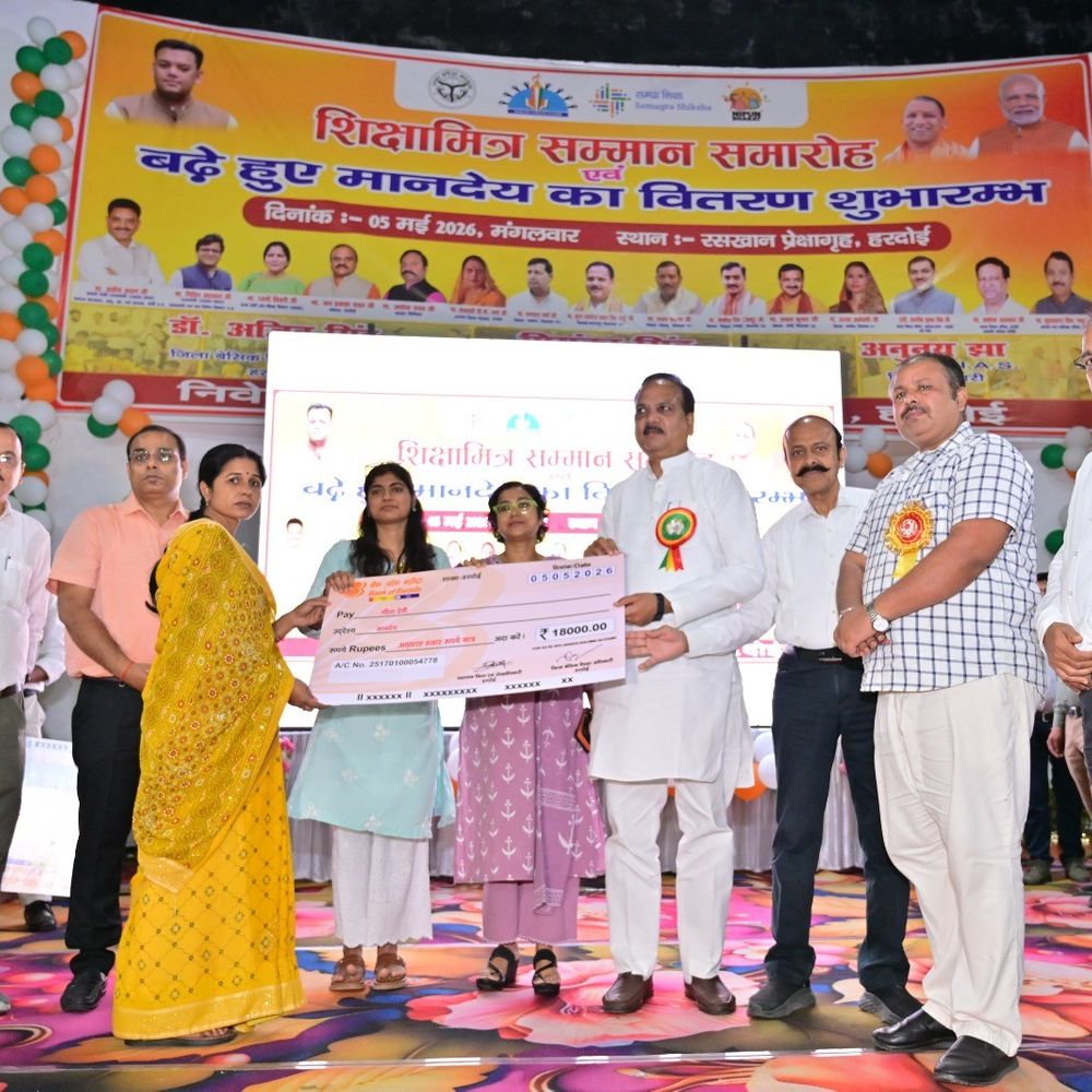 शिक्षामित्रों का मानदेय बढ़ा, हरदोई में सम्मान समारोह:मुख्यमंत्री के कार्यक्रम का सजीव प्रसारण, जनप्रतिनिधियों ने बांटे चेक