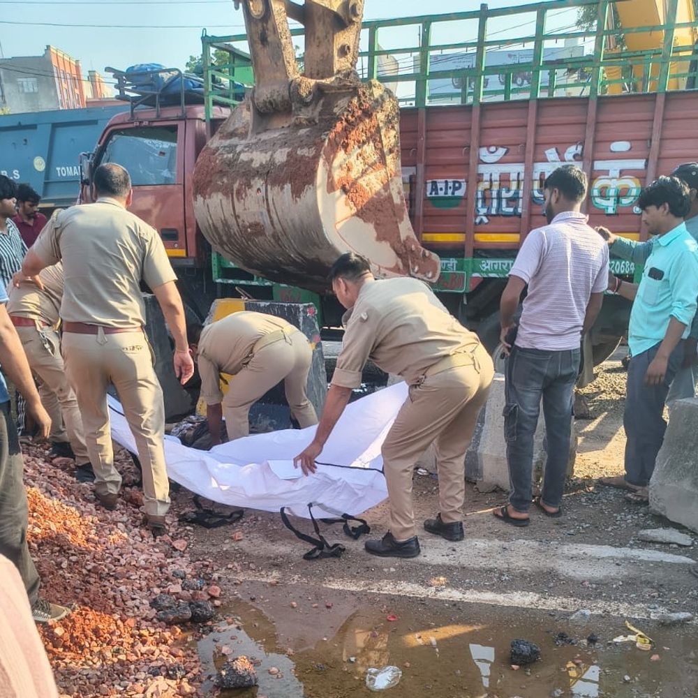 डीसीएम की टक्कर से मोपेड सवार पति की मौत:फिरोजाबाद में आगरा रोड पर हादसा, पत्नी गंभीर रूप से घायल