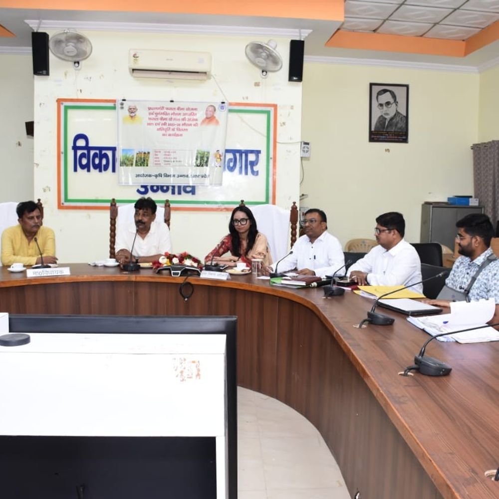 उन्नाव में किसानों को फसल बीमा क्षतिपूर्ति चेक मिले:विधायक पंकज गुप्ता ने प्रतीकात्मक चेक बांटे, CDO ने कहा सभी को लाभ मिलेगा