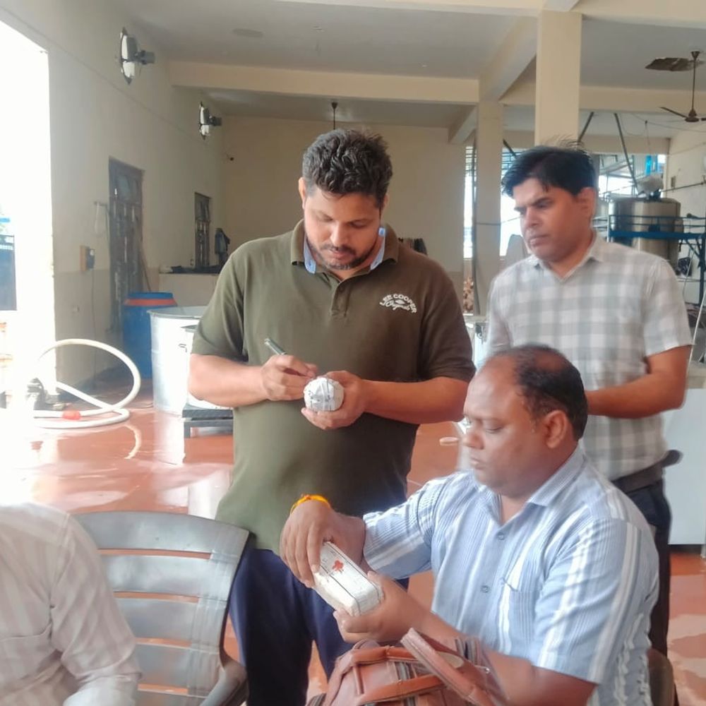 मथुरा में खाद्य विभाग की कार्रवाई:गंदगी मिलने पर एक डेयरी सील, 9 नमूने लिए गए